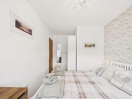 Central Bowness 2-bed Apt, Sleeps 4 With Parking
