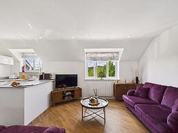 Central Bowness 2-bed Apt, Sleeps 4 With Parking