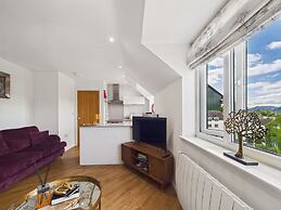 Central Bowness 2-bed Apt, Sleeps 4 With Parking
