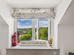 Central Bowness 2-bed Apt, Sleeps 4 With Parking