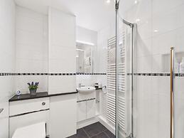 Central Bowness 2-bed Apt, Sleeps 4 With Parking