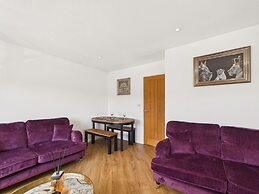 Central Bowness 2-bed Apt, Sleeps 4 With Parking