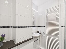 Central Bowness 2-bed Apt, Sleeps 4 With Parking