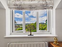 Central Bowness 2-bed Apt, Sleeps 4 With Parking