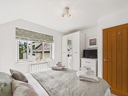 Central Bowness 2-bed Apt, Sleeps 4 With Parking