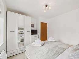Central Bowness 2-bed Apt, Sleeps 4 With Parking