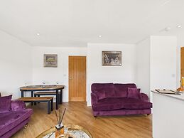 Central Bowness 2-bed Apt, Sleeps 4 With Parking