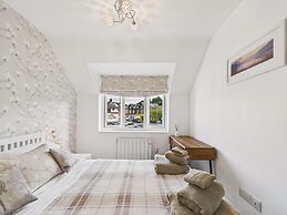Central Bowness 2-bed Apt, Sleeps 4 With Parking