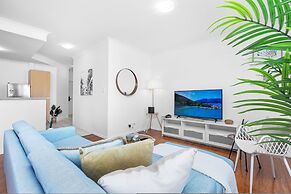 Modern 2BR Pool Gym Parking