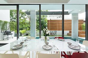 Modern Luxury Poolhaus With Lift