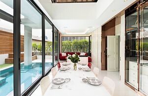 Modern Luxury Poolhaus With Lift