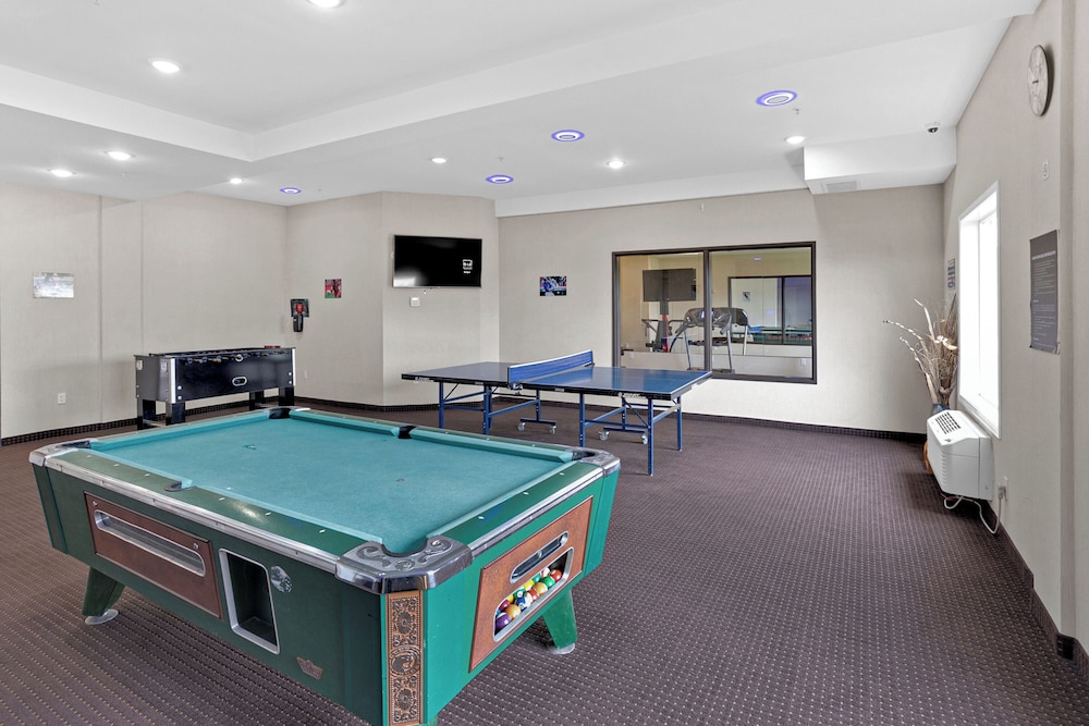 Duvernay Inn & Suites