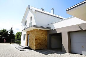 New, Large Holiday Home for 10 People