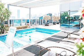 Modern 1BR in J One Pool & Gym
