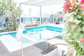 Modern 1BR in J One Pool & Gym