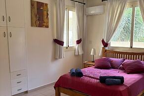 Holiday Home Paphos - Near Amenities - Poolside