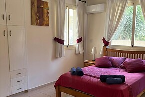 Holiday Home Paphos - Near Amenities - Poolside