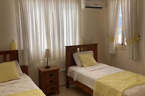 Holiday Home Paphos - Near Amenities - Poolside