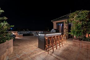 Beach Penthouse With hot tub