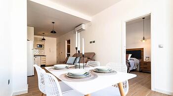 Central Riverside Apartment for Couple
