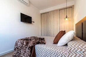 Central Riverside Apartment for Couple