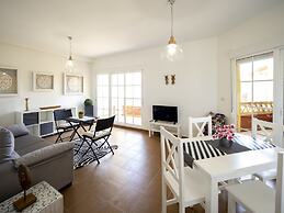 Cosy Apartment With Shared Pool