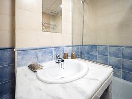 Cosy Apartment With Shared Pool