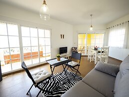 Cosy Apartment With Shared Pool