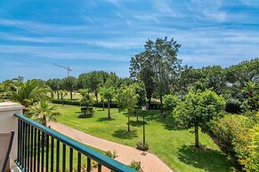 Golfside Comfort With Terrace & Pool