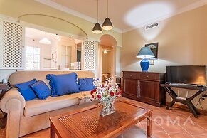 Family Poolside Apartment