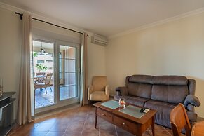 Apartment With Terrace and Pool Access