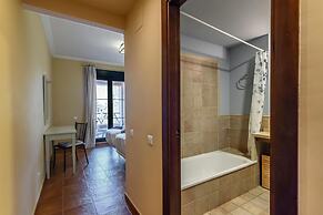 Family Apartment in Golfside Setting