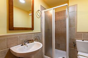 Family Apartment in Golfside Setting