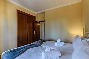 Family Apartment in Golfside Setting
