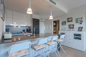 Modern Apartment With Shared Pool