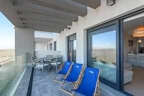 Modern Apartment With Shared Pool