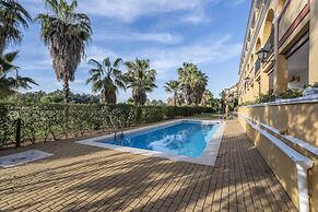 Ideal Apartment With Golf Course Views