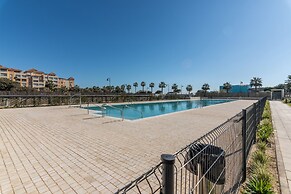Apartment With Resort Amenities