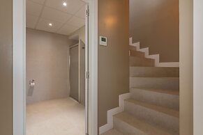 Duplex Townhouse With Balcony