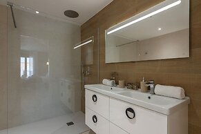 Duplex Townhouse With Balcony