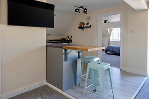 Cozy Corsham Apartment With 2 Bedrooms
