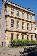 Cozy Corsham Apartment With 2 Bedrooms