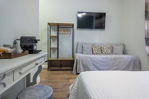 Aurelia Garden Suite