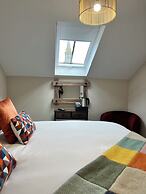 The Courtyard Bar, Kitchen & Rooms