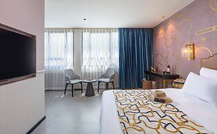 Iconic Hotel