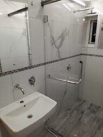 Apartment - Sleeps 5 - Parking - Balcony