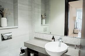 Cozy 1BR With Canal Views Full Amenities
