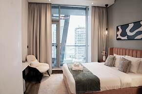 Cozy 1BR With Canal Views Full Amenities