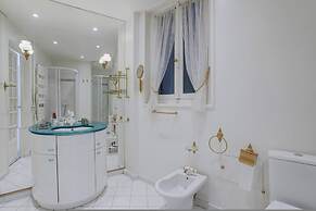 Passy Glow 2BR Home in the 16th Arrondissement