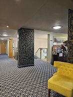 The Queens Hotel & Victoria Cloisters